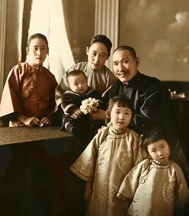 1929年1月11日，张学良命高纪毅枪杀杨宇霆、常荫槐于督署老虎厅后，孙传芳对着