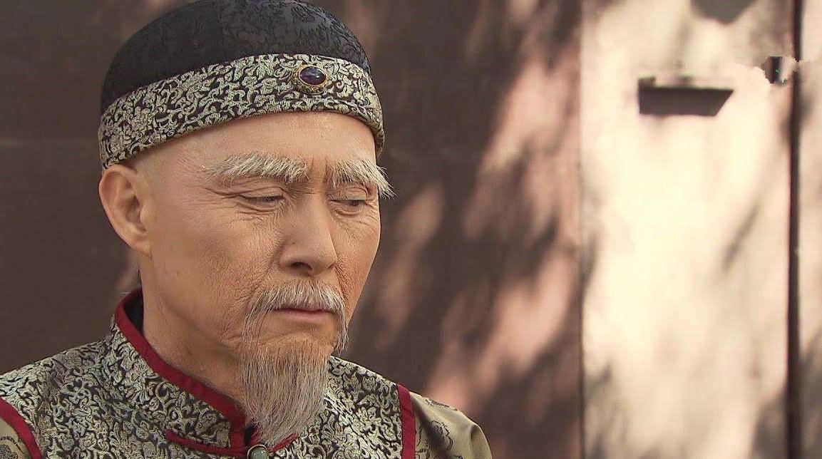 1733年，张廷玉的次子中了一甲第三名，张廷玉却惊慌失措，立马跑去跪求皇帝，说：