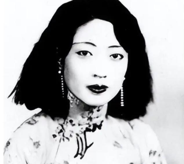 1946年，婉容的身上发出一股股恶臭，让人难以靠近，41岁的她已经生活不能自理