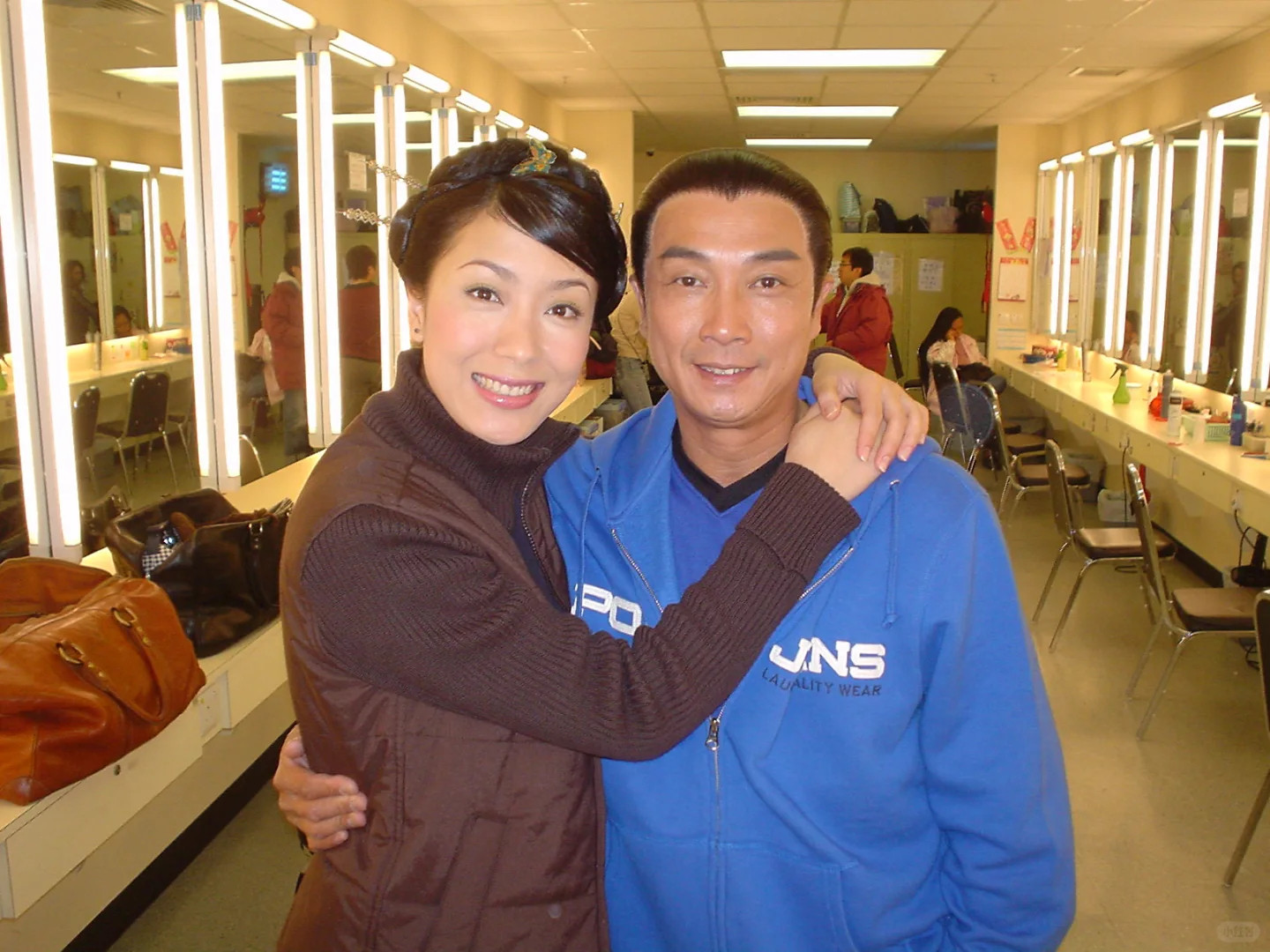 刘松仁晒与昔日合作女演员合照刘松仁晒与昔日合作女演员合照，配文：“美女在怀，坐