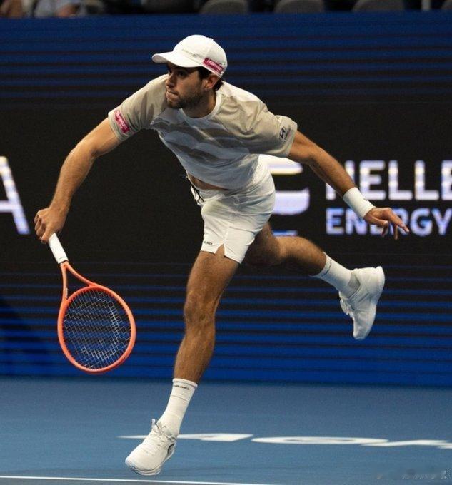 努诺博尔赫热斯三盘以5-7,6-3,6-4斯皮泽里，晋级雅典八强对将阵德约科维