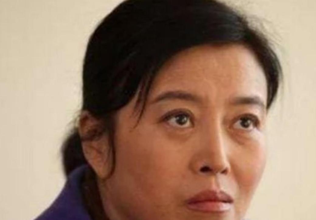 2002年，功成名就的孙红雷忙了一天后回到家，看到43岁的同居女友丁嘉丽正在蓬头