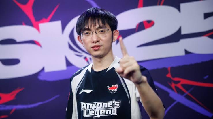 JDG战胜BLG后，有网友在AL超话发文：“爱笑今晚做梦都要笑醒了。”随后AL经