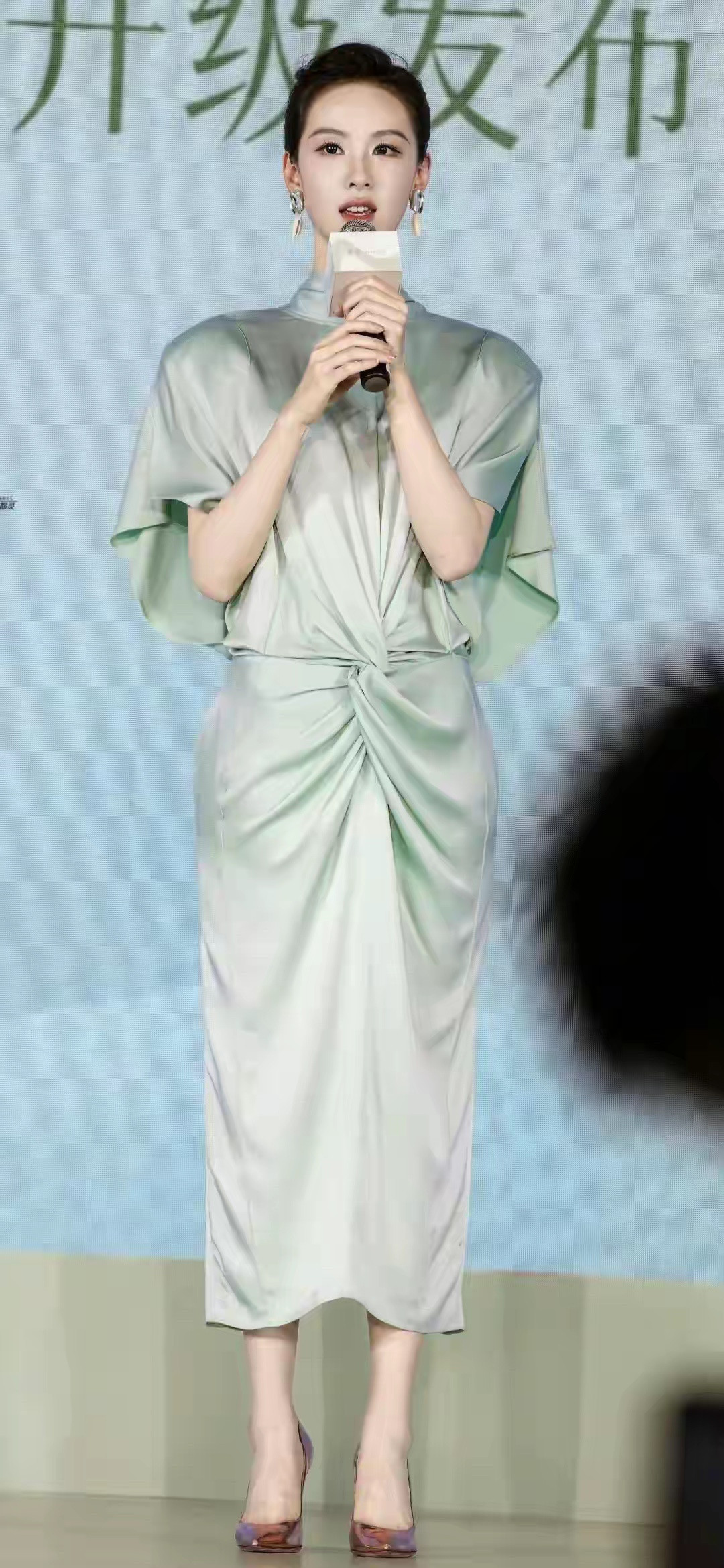 陈都灵，这体态真的好好，如此美貌可以刷一万遍！