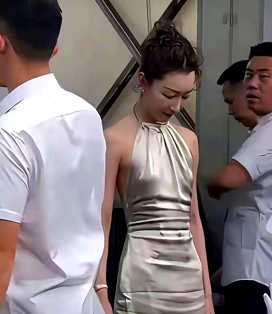 周冬雨又因为穿吊带、西装被骂了。有人说她太瘦撑不起来，身材别扭。但她照样穿，