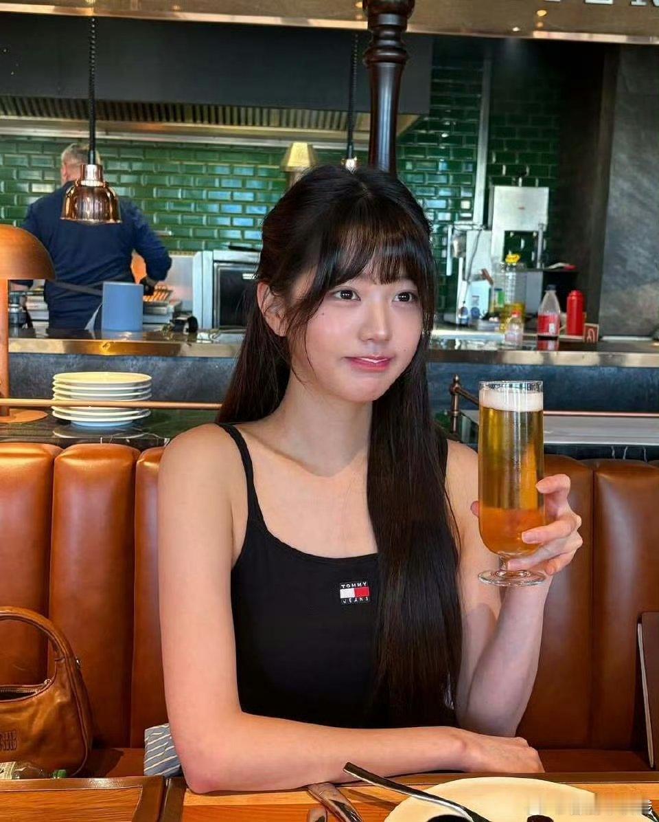 喝啤酒的张元英小表情好鲜活啊妹妹我想捏捏小脸​​​