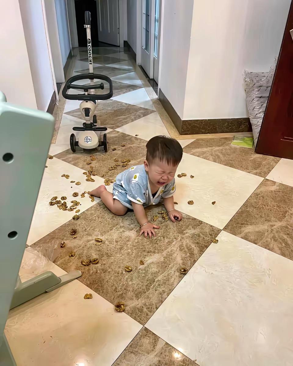 给儿子带了三年娃，贴进去快八万退休金，就因为孙子摔了个红印子，儿子抬手一巴掌扇得