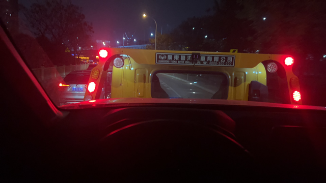 十一代雅阁高速的时候出现一次发动机打不着火，但是仪表盘和大灯都是亮着的，仪表盘