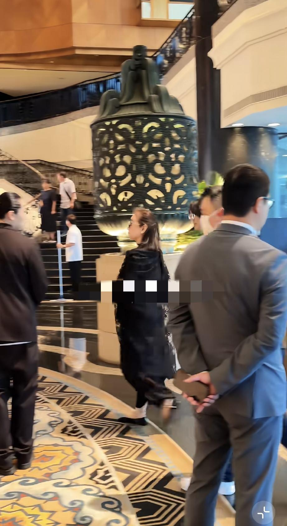 8月2日，施南生追悼会在香港举办，林青霞一身黑衣现身，近距离下，她也是个老太太了