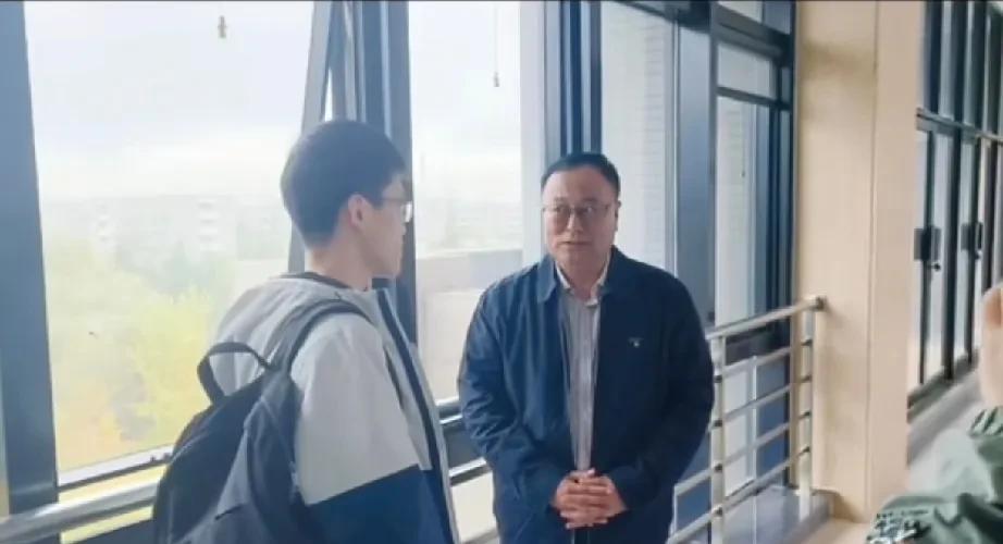 西工大的校长宋保维院士，每日7点都会准时现身友谊校区的食堂，端着豆浆与本科生同坐
