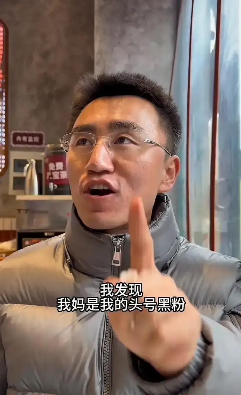 牧飒刚发完罗马游玩的合照，她妈电话就追过来，一句“那姑娘回族吗”把气氛瞬间拉满。