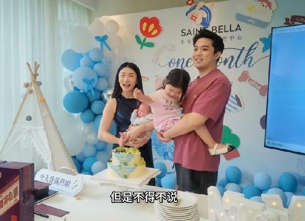 程晓玥分享二胎坐月子生活，她老公在家带大女儿豆豆，她一个人在月子中心带着小儿子，