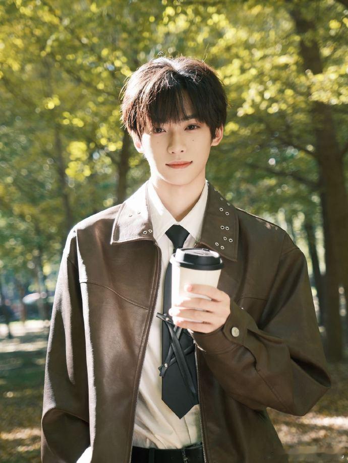 梓渝的一抹秋意梓渝白衬衫皮衣秋意随拍梓渝的一抹秋意，梓渝白衬衫皮衣秋意随拍，谁