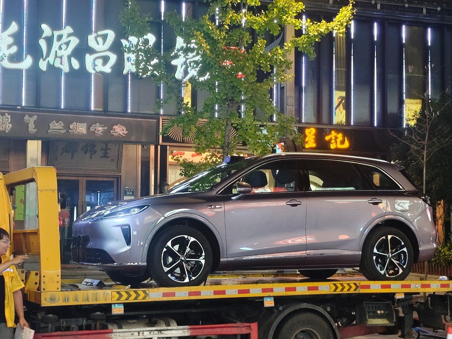偶遇尚界H5到货下板儿，明天这里应该就有展车了？​​​