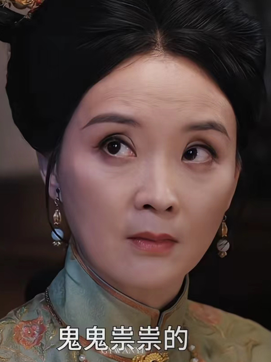 她的双眼皮是不是。。。双眼皮变多层了，前宽后窄，是年纪到了嘛？​​​