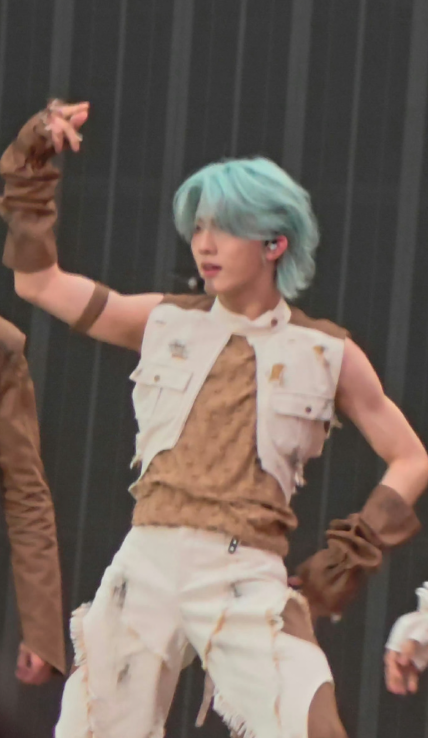 苏新皓穿无袖简直是降维打击，帅得很直接。肩颈线条太优越，气场全开，完全是满分男本