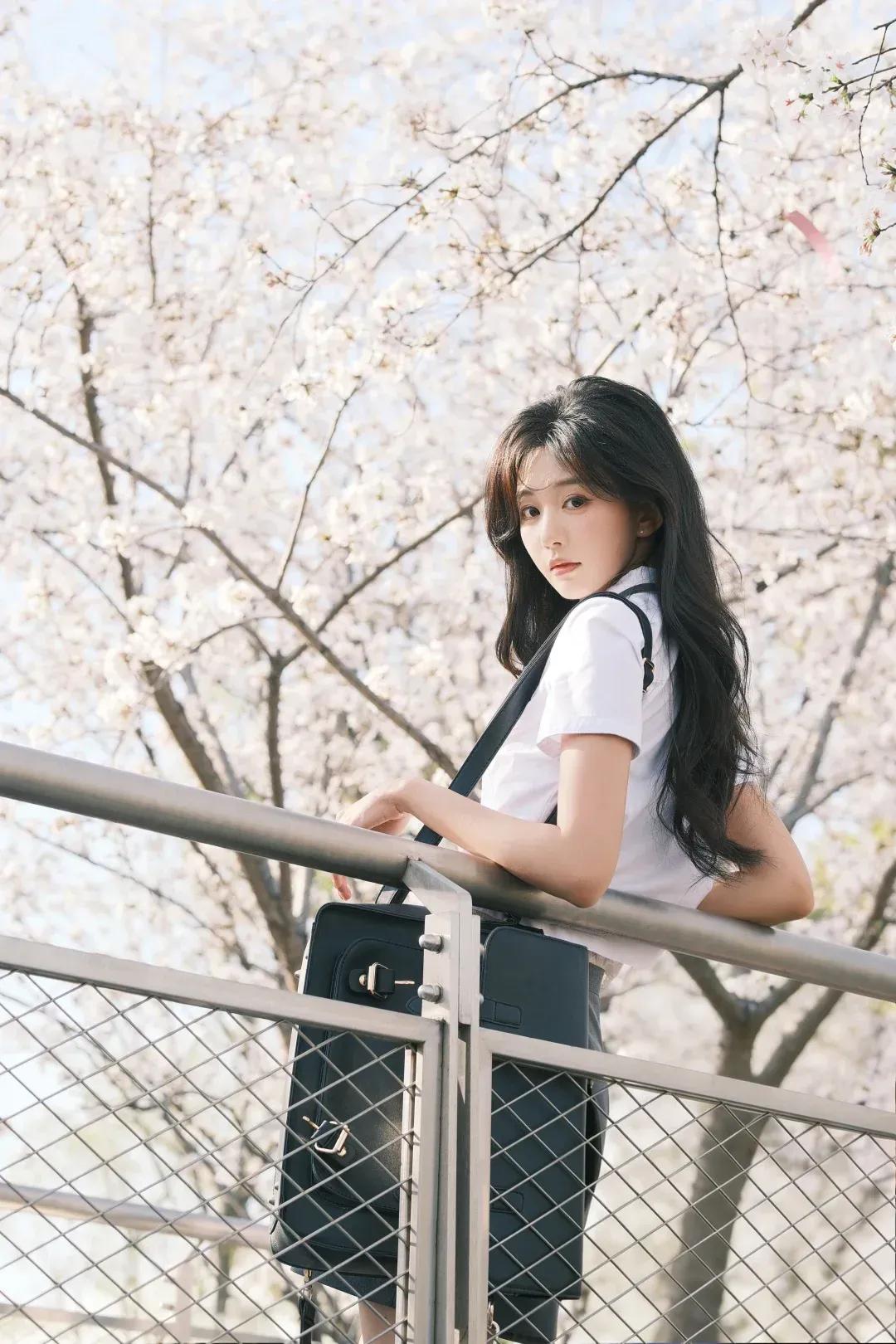 有哪些美女让人过目难忘？春日校园，青春满满美女究竟能有多美