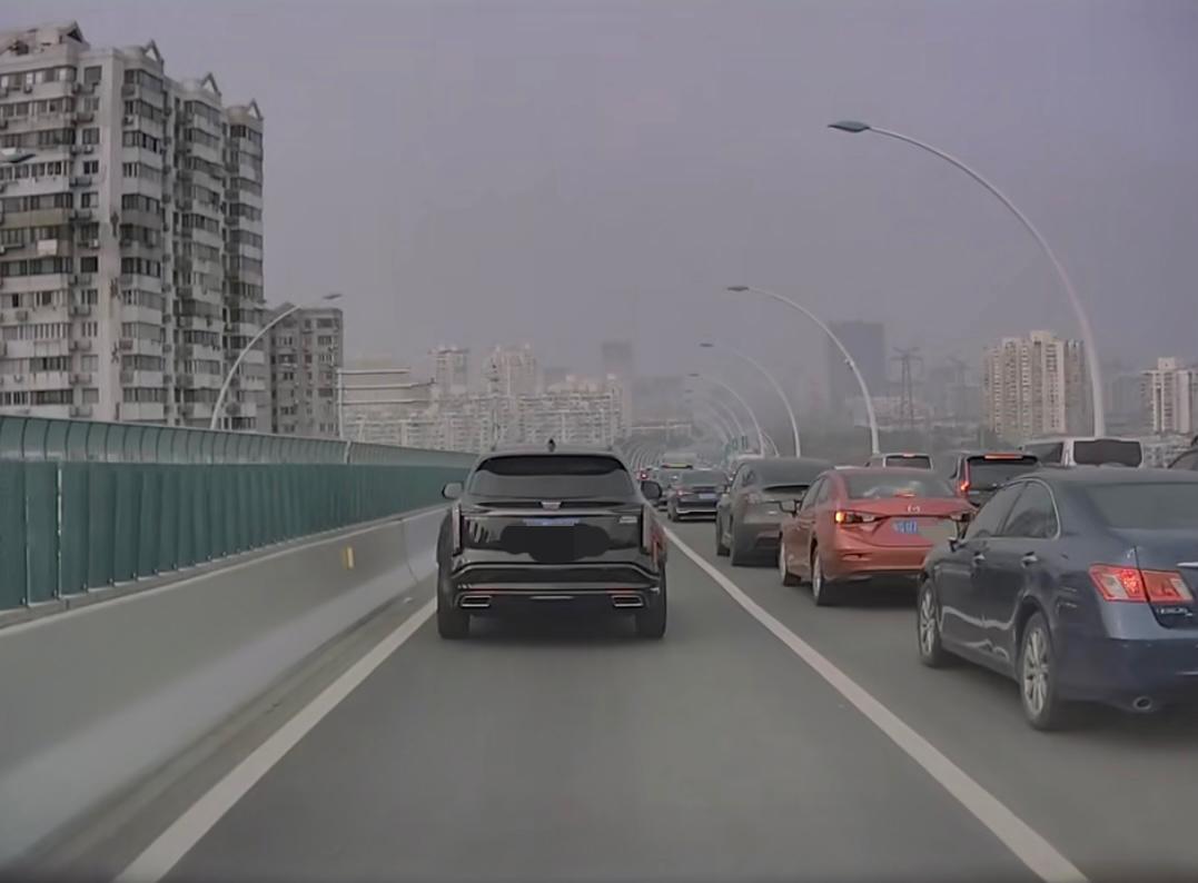 上海高架，一部“显眼包”不走寻常路，实线变道……😯