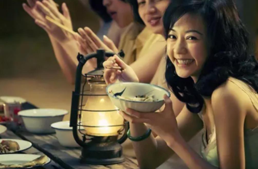 1949年，蒋介石带着60万大军败逃台湾，其中大部分都是没成婚的年轻人，为了解决