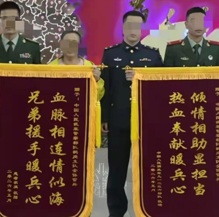 4月23日傍晚，黑龙江，海军战士叩响武警营门，7名铁血战友挽袖救人。近