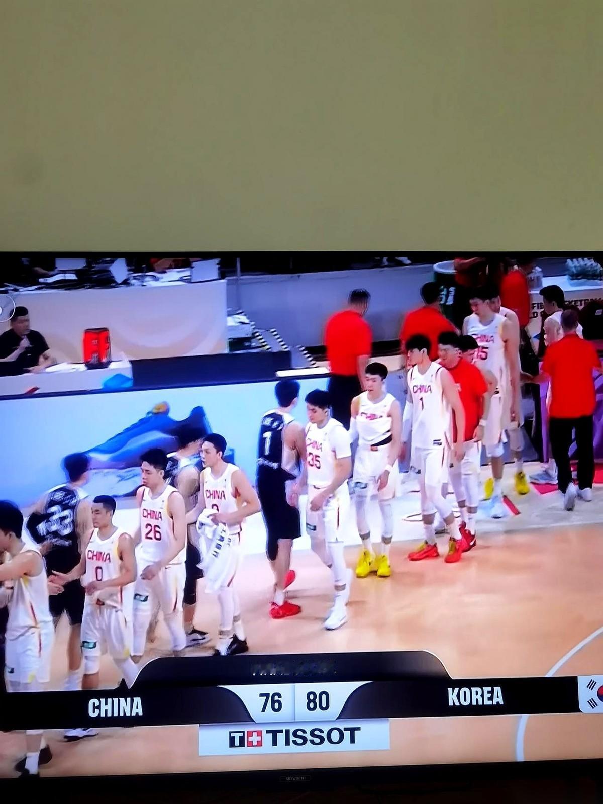 你知道最憋屈的是什么吗？不是输了。是TM一整场，你都在追，眼看要摸着了，‘d