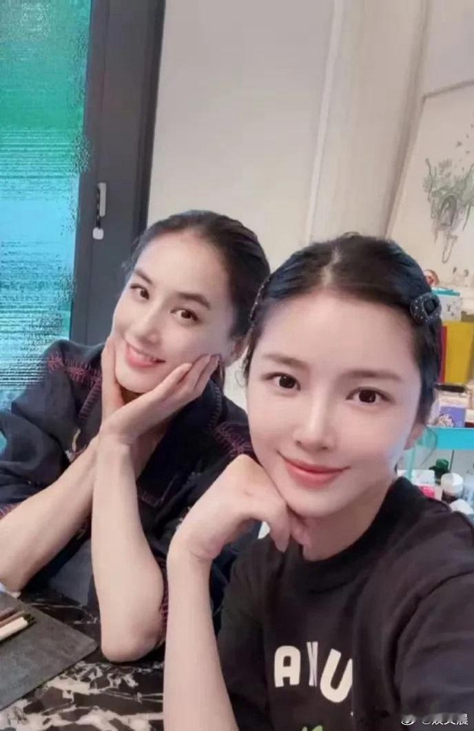 杜淳妻子晒出和黄圣依的合照，42岁的黄圣依少女感十足，两位辣妈素颜同框画面养眼，