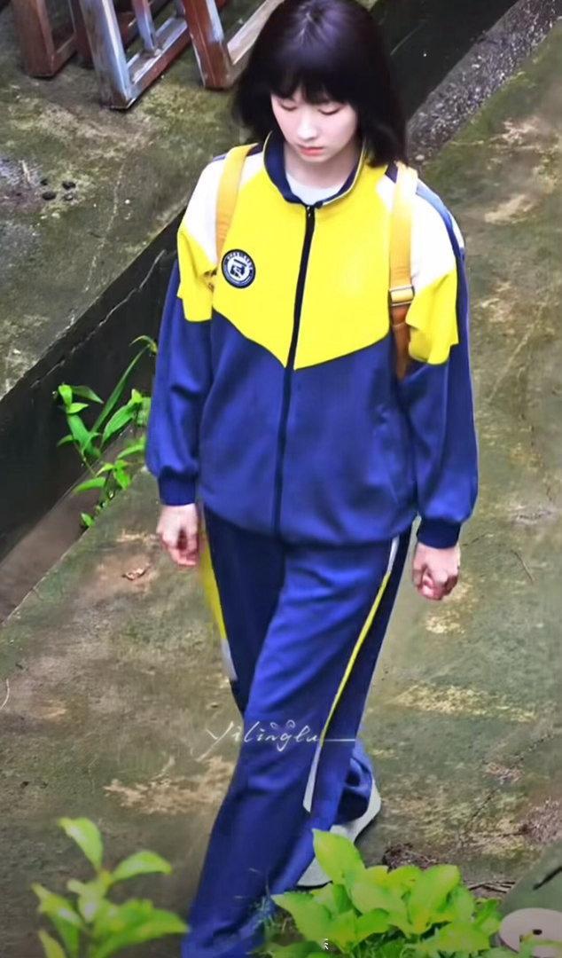 哇，陈都灵《冬风吹又生》余九琪校服造型，一点都不违和，就是软萌萌的学生妹呀！