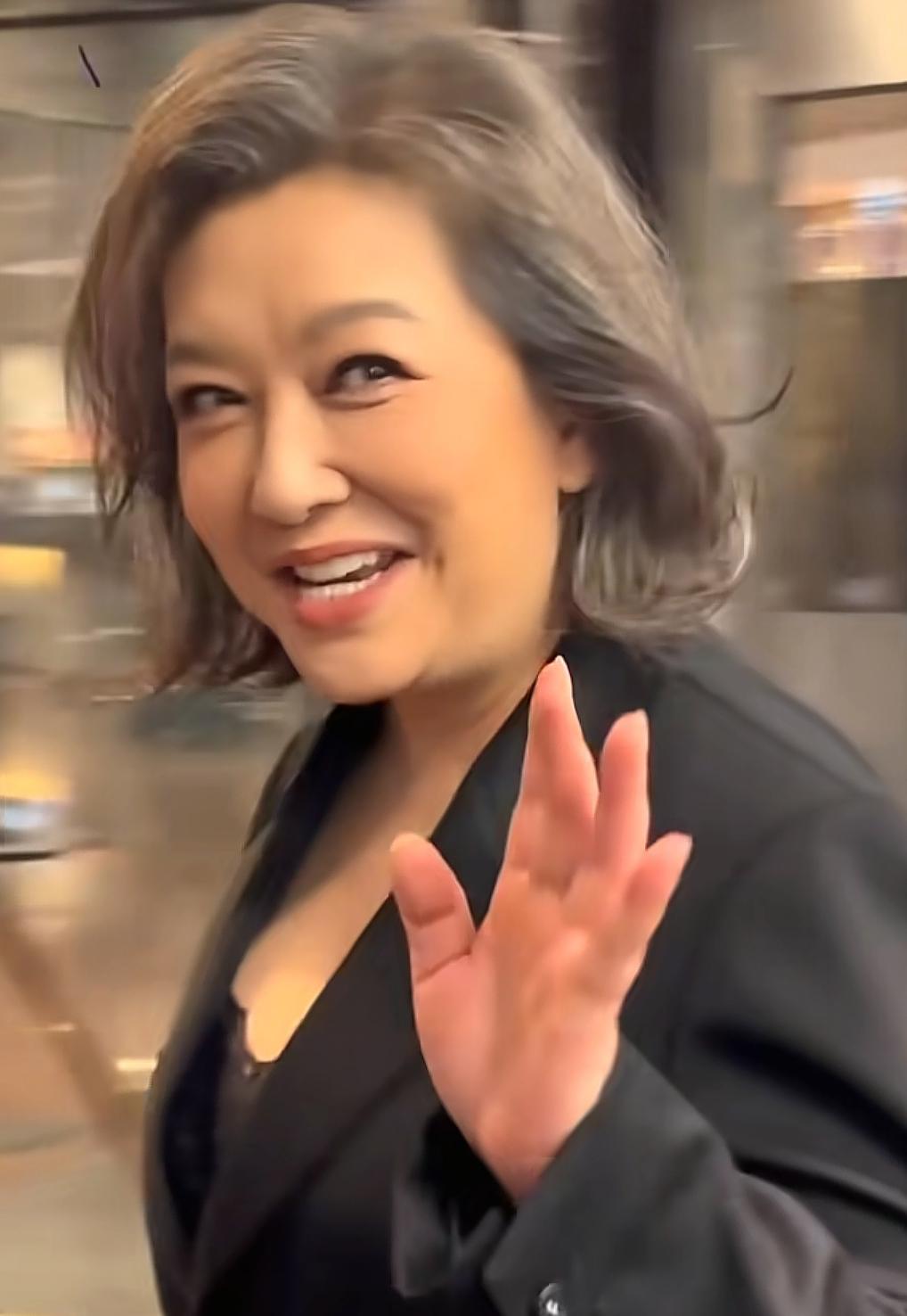 58岁的江珊，前几天去领白玉兰奖，体重150斤，侧面看腰身挺粗，头发都白