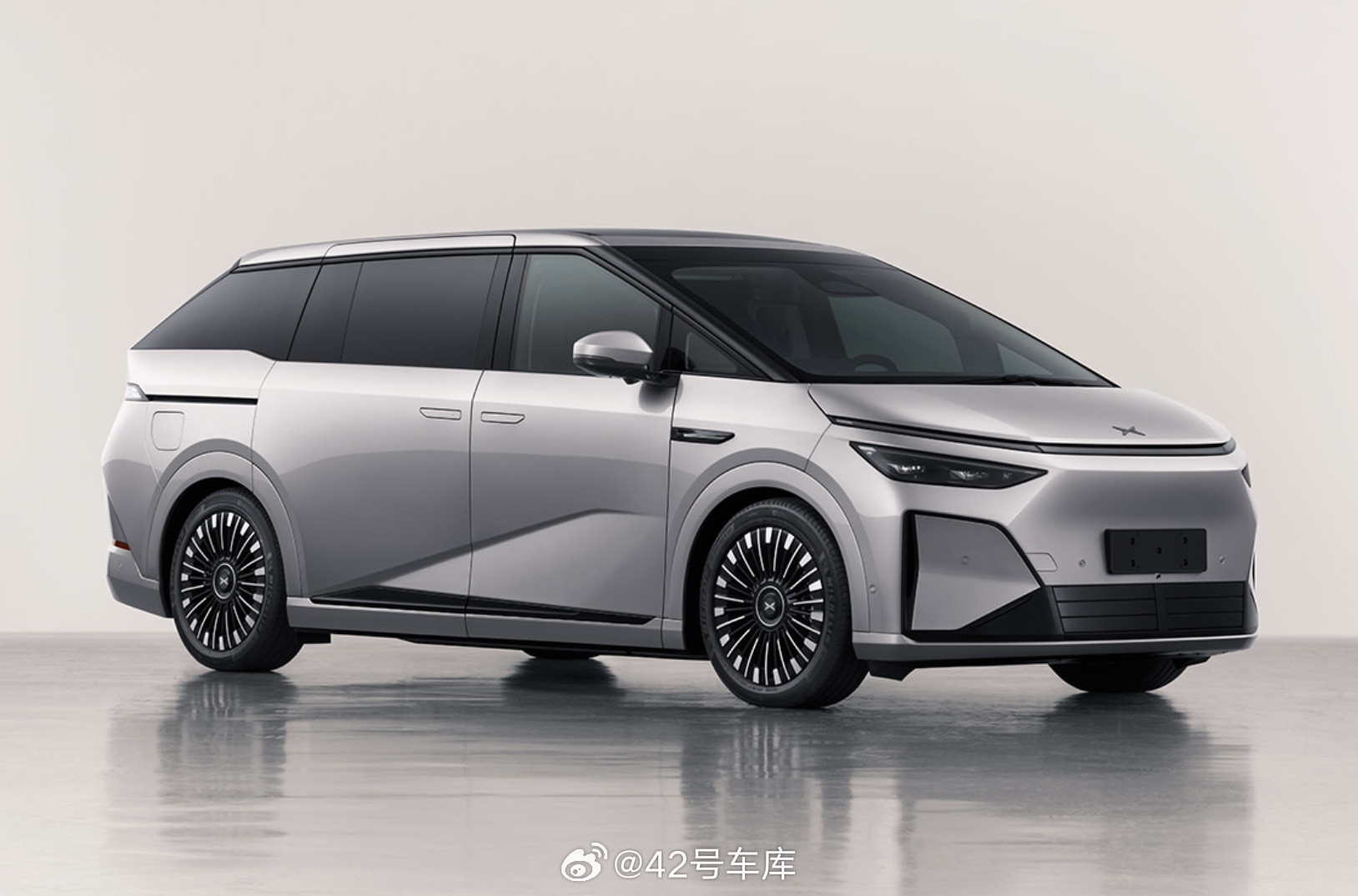 小鹏X9增程版！第一台有发动机的小鹏汽车！尺寸是5,316x1,988
