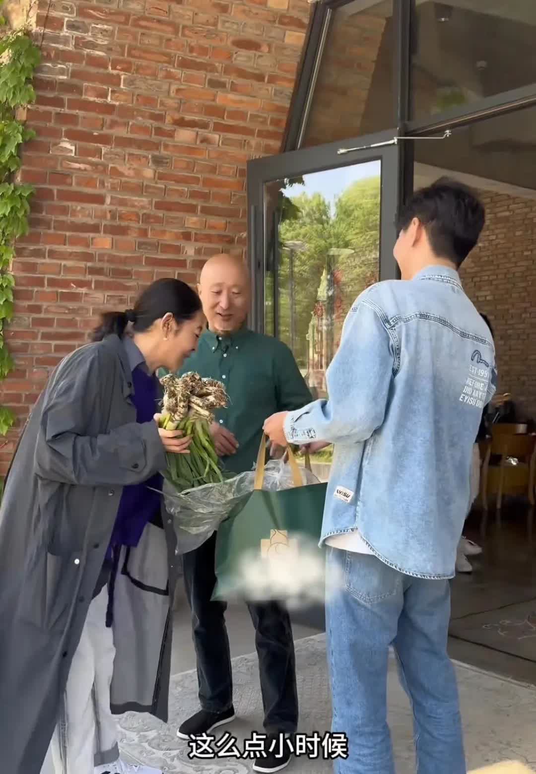 倪萍去看望陈佩斯，带的东西不值钱，却显心意，有葱，白菜，画等。带的大葱粗细不