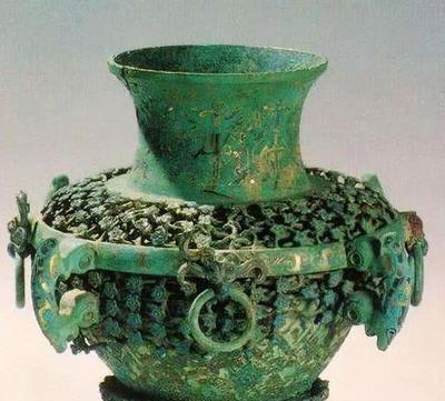 1982年，江苏一农妇收拾屋子时，发现床底下多了一个绿铜壶，往里一瞧，壶里竟装着