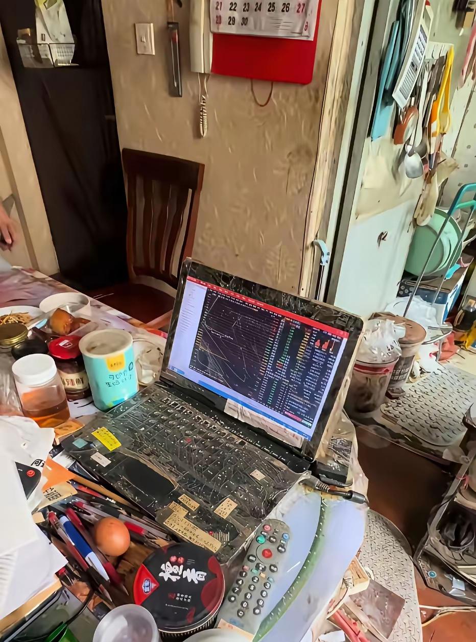 “建工爷叔”的真实生活境遇，如同一面镜子，映照出当下无数深陷赌性思维中的普通投资