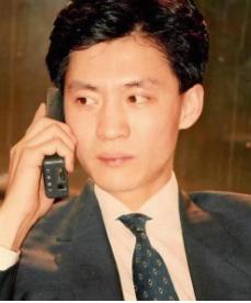 国内第一个手机用户，叫徐峰，1987年在广州邮电局2.6w买了中国第一部手机，当