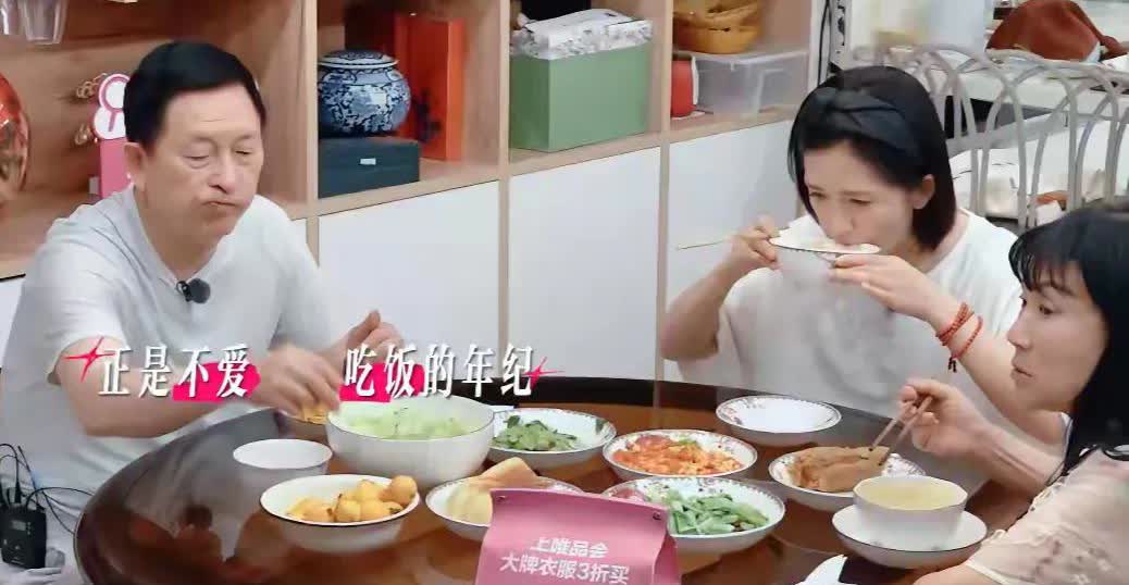 谢娜家的饭桌，一看就好精致，好昂贵呀。之前谢娜在节目中，总是给人一种爱占小便宜，