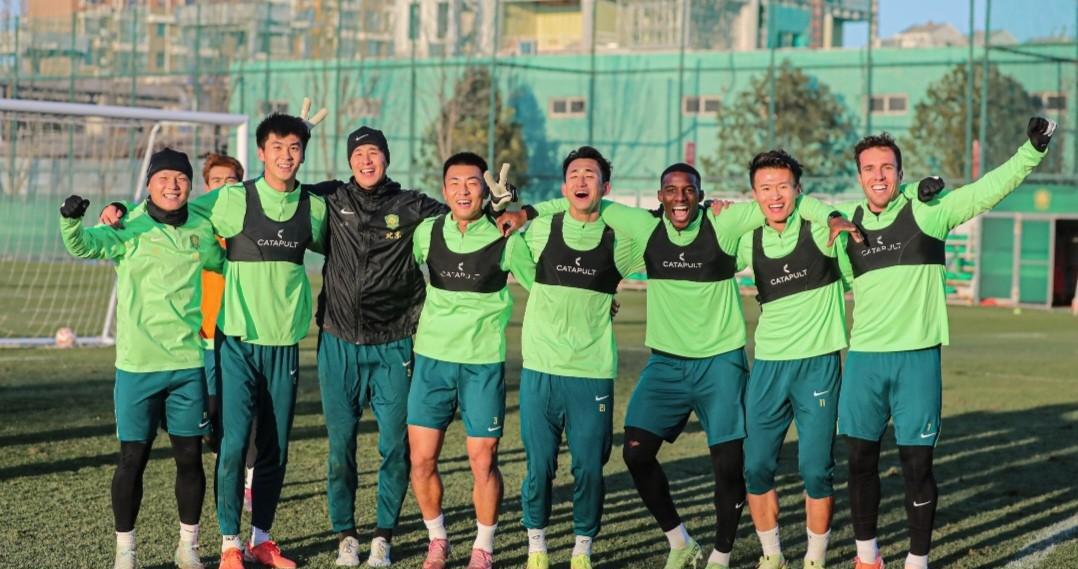 一个都不能少！北京国安分组对抗，赢得胜利的一方合影留念，从人员组合来看基本都是目