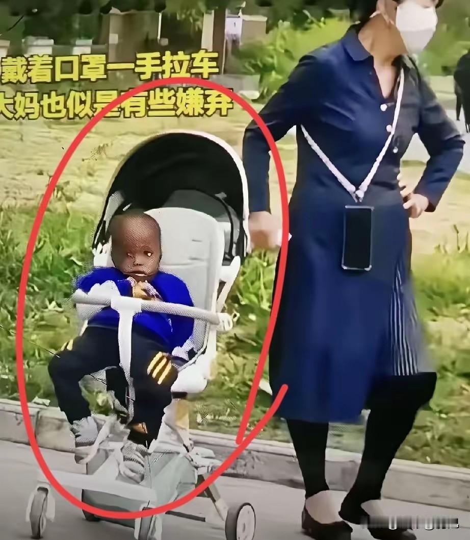 大妈每天带着孙子遛弯，在小区里转悠。她发现，自从她有了孙子，带着孙子遛弯后，小区