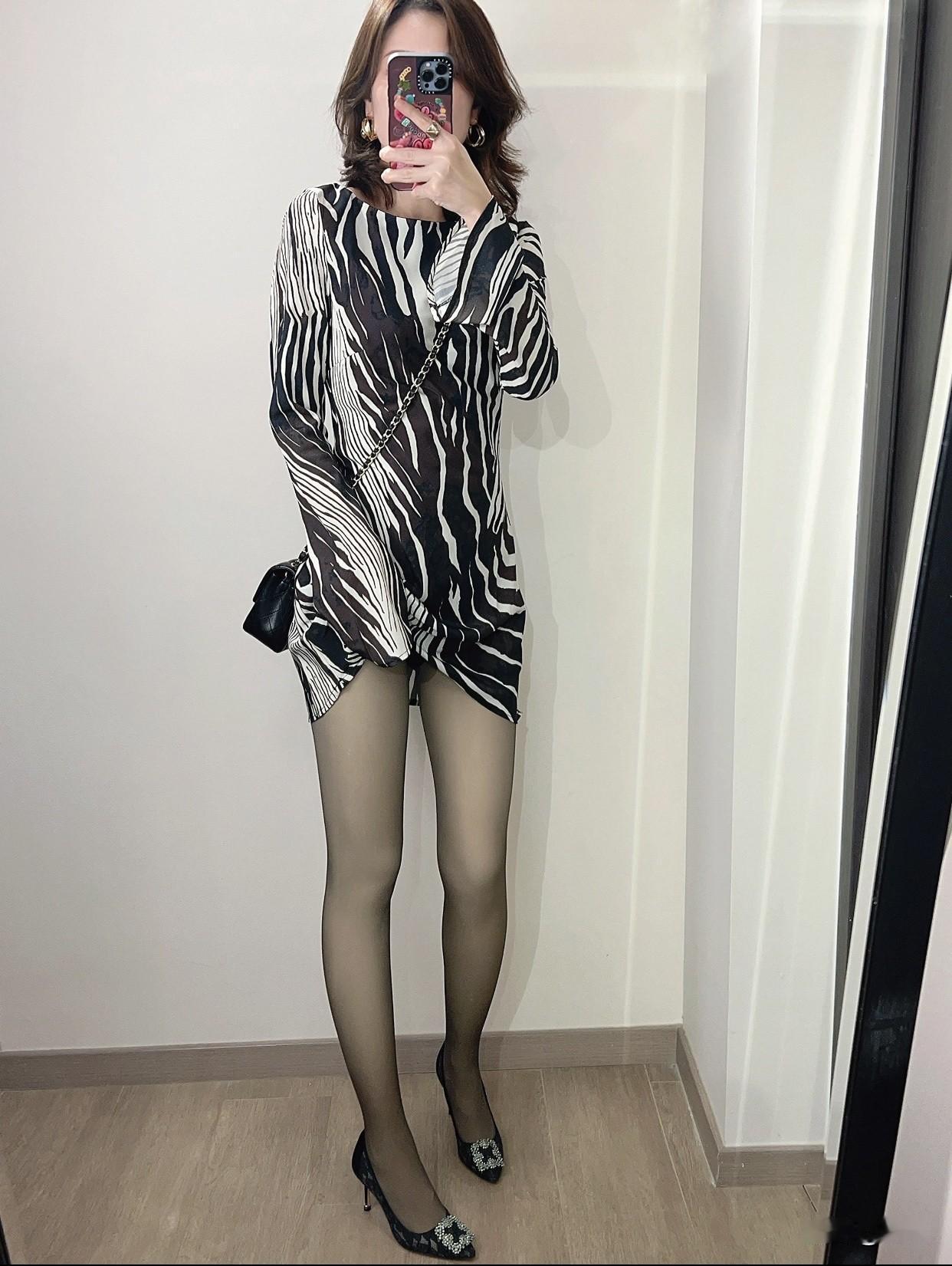 怎么穿出优雅迷人的气质优雅黑白色调，时尚条纹连衣裙，搭配金色耳环，尽显都市女性魅