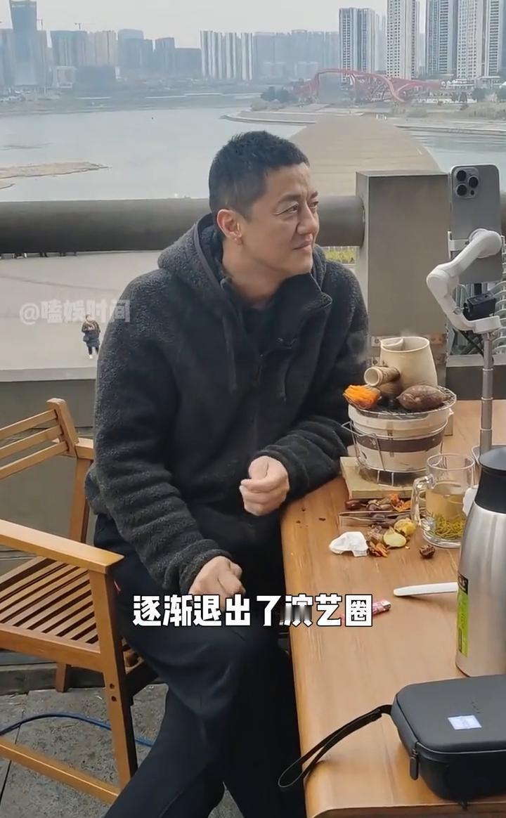 李亚鹏直播说，要重拍《射雕》。但真正的大戏，这23年早已在戏外上演。当年同一