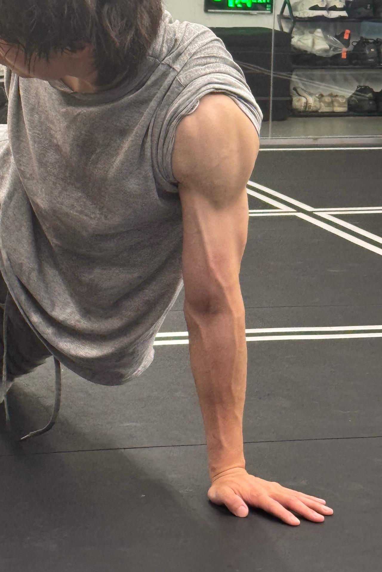 晒一下客户的肌肉。​