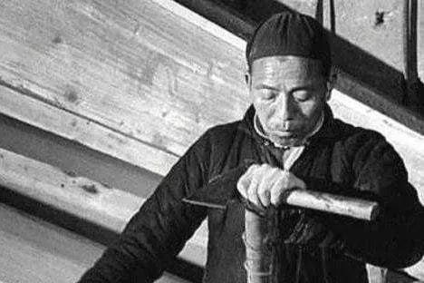 1938年，日军要进攻国军石灰阵地，一个“汉奸”主动要求带路，讨好地说：“能为太