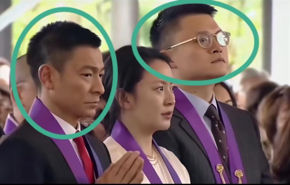 刘德华的头脸比旁边的女人还小！而且刘德华离镜头更近！常说脸小上镜！明星通常都是