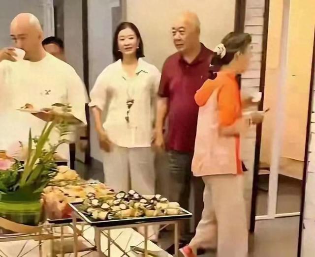 宋祖英私下聚会照流出！棉麻衣配短发，形象完全颠覆事业上的宋祖英，是家喻户晓