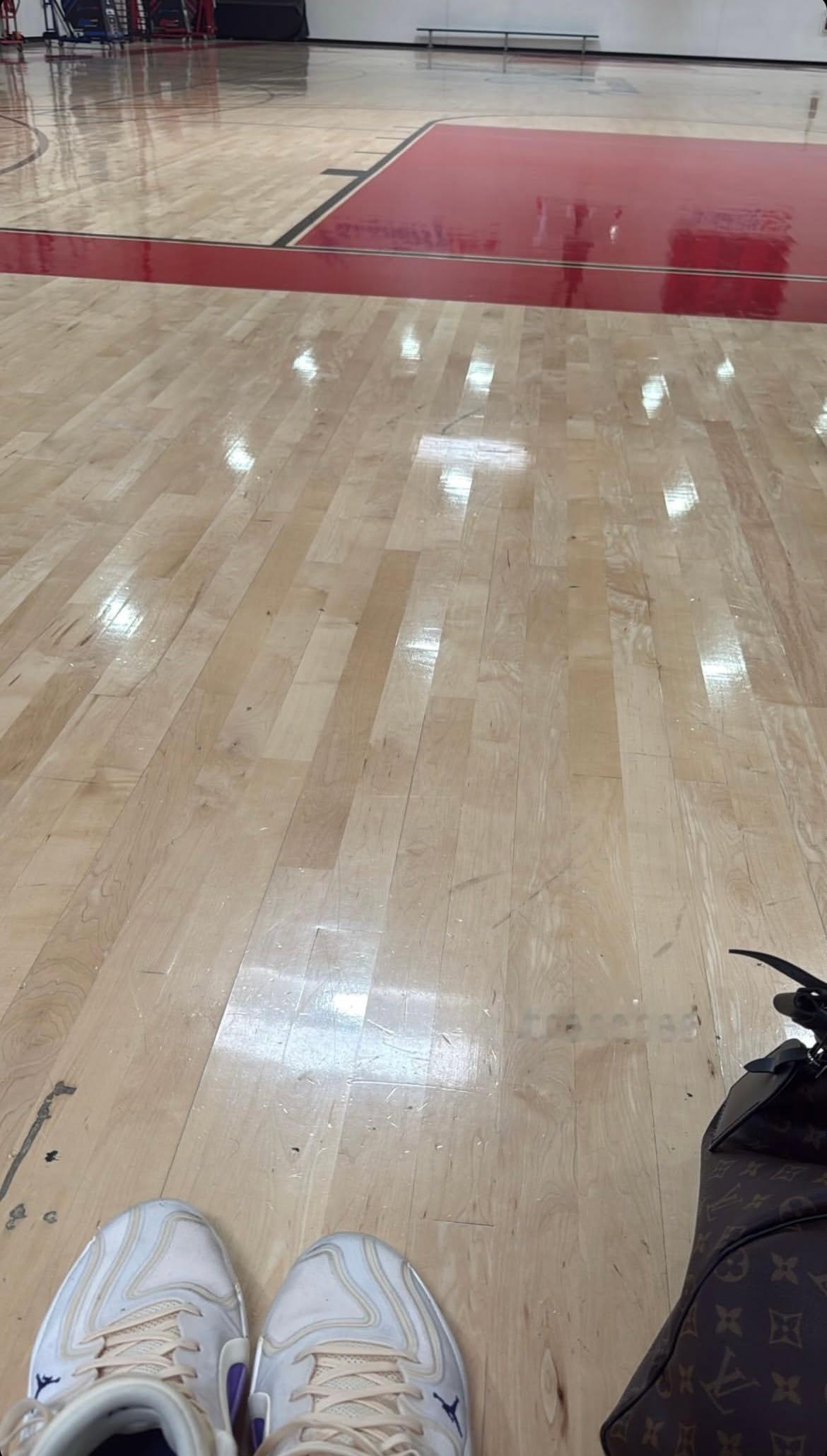 斯蒂芬-卡斯尔晒出在训练馆的照片🏀👟:塔图姆3PF超话创作官｜不想上班