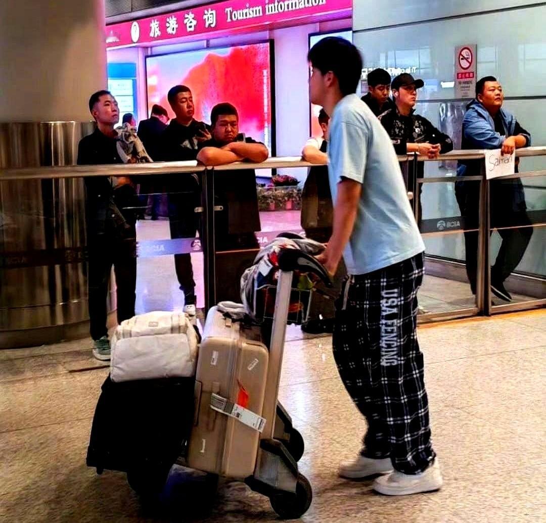 车评人陈震去机场接儿子，照片一发，评论区就炸了。大家都在说排场大不大，但很多