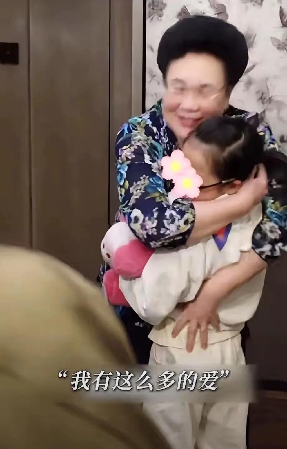 11月27日伊能静晒出米粒近照，九岁的米粒戴新眼镜，身高快到妈妈肩膀，可配文“家