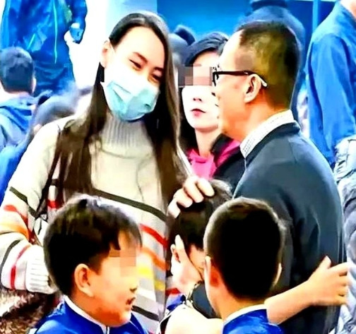 当前首富李嘉诚的孙子也挺难的！36岁的梁洛施没想到被爆新恋情，对象还是个导演