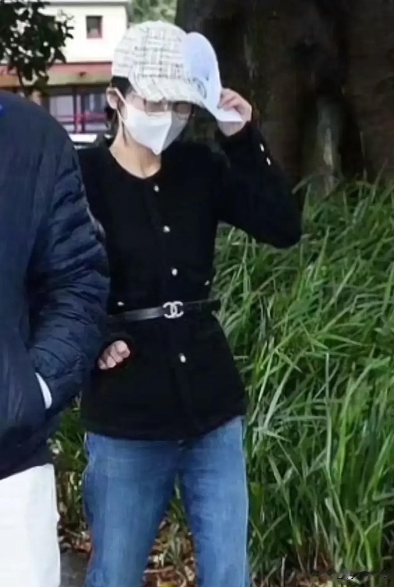 杨兰兰，我本来不是一个好奇的人，见到你，我忽然就好奇起来。我真的想知道你是谁，