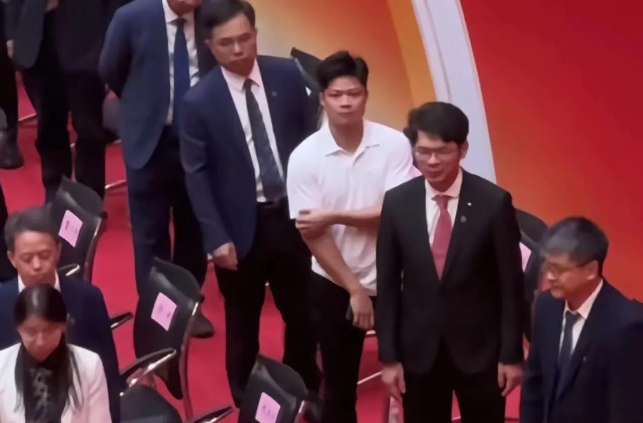 按部就班的体制内工作对刘翔应当是没有什么吸引力的，毕竟他连孩子都不生，个人的价