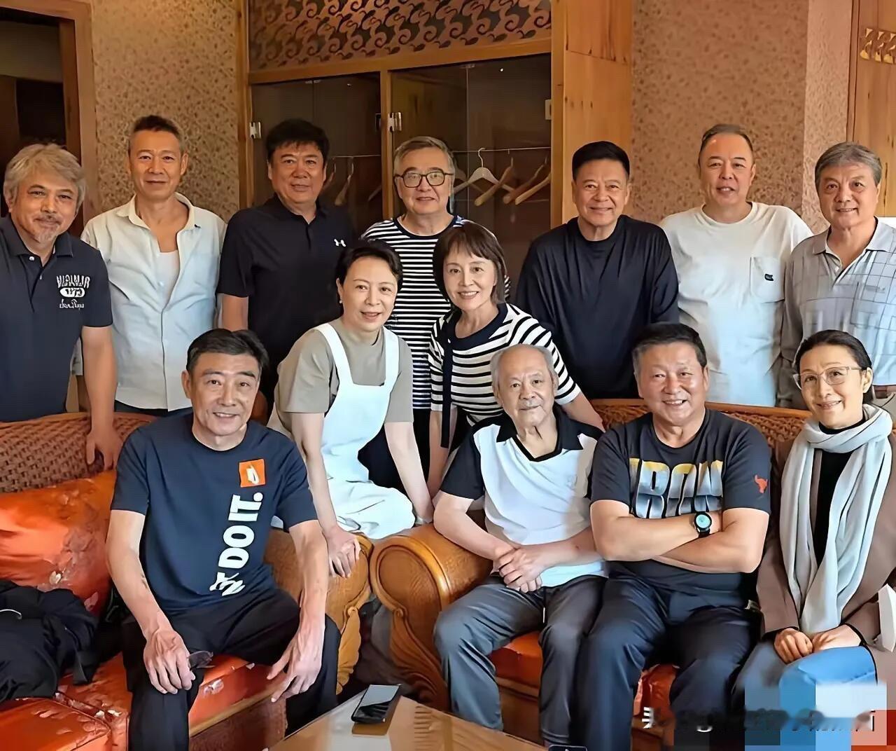 这一张明星的大合影集体照里面有很多老戏骨，能认出3个的是超级影迷，能认出8个的绝