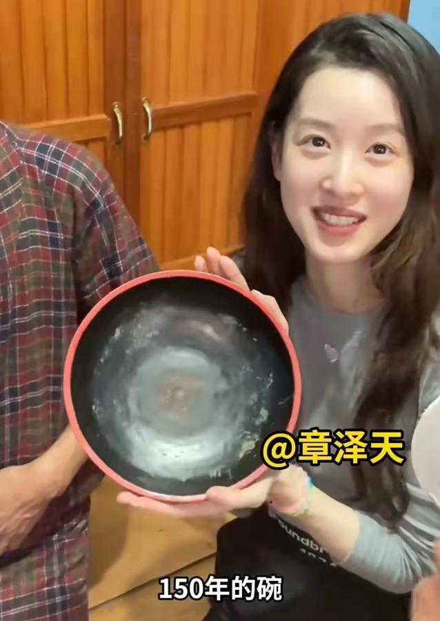 没想到，刘强东老婆跟杨天真是好朋友，她们一起去不丹朋友家吃饭，脏乱差的环境章泽天